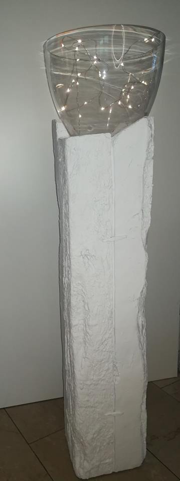Weisse Deko Säule im alten Holzlook aus Zement