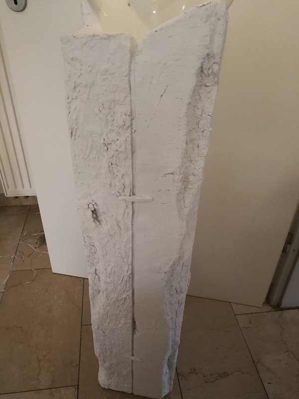 Weisse Deko Säule im alten Holzlook aus Zement